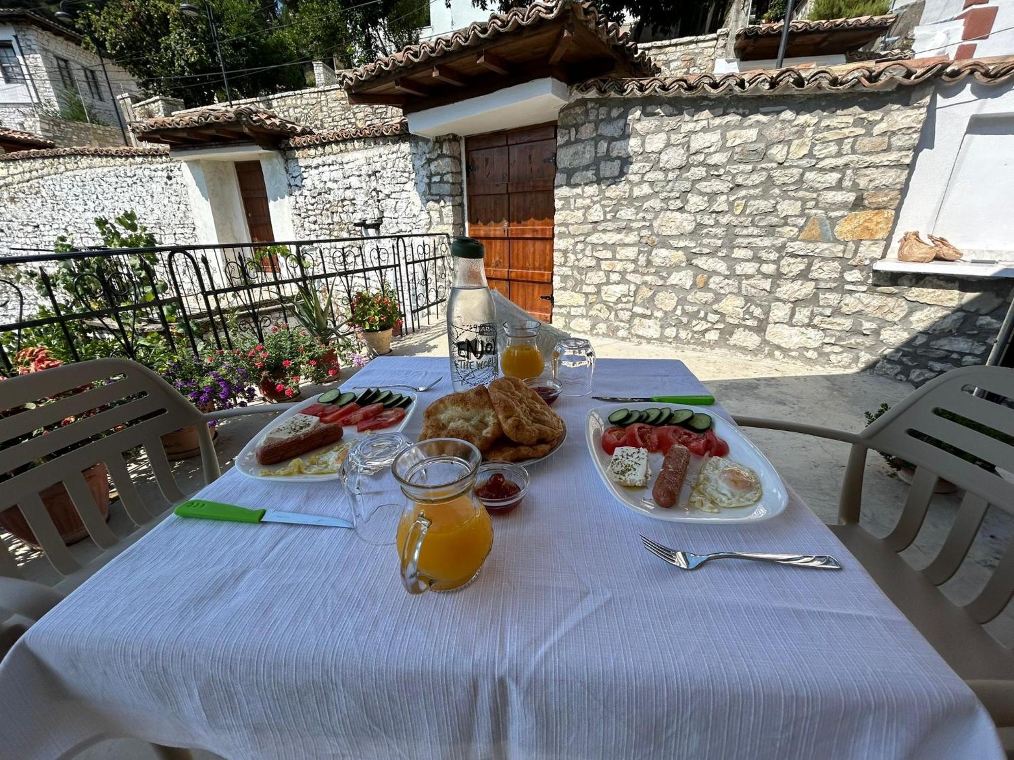 Hotel Vila Vreko B&B Berat Buitenkant foto