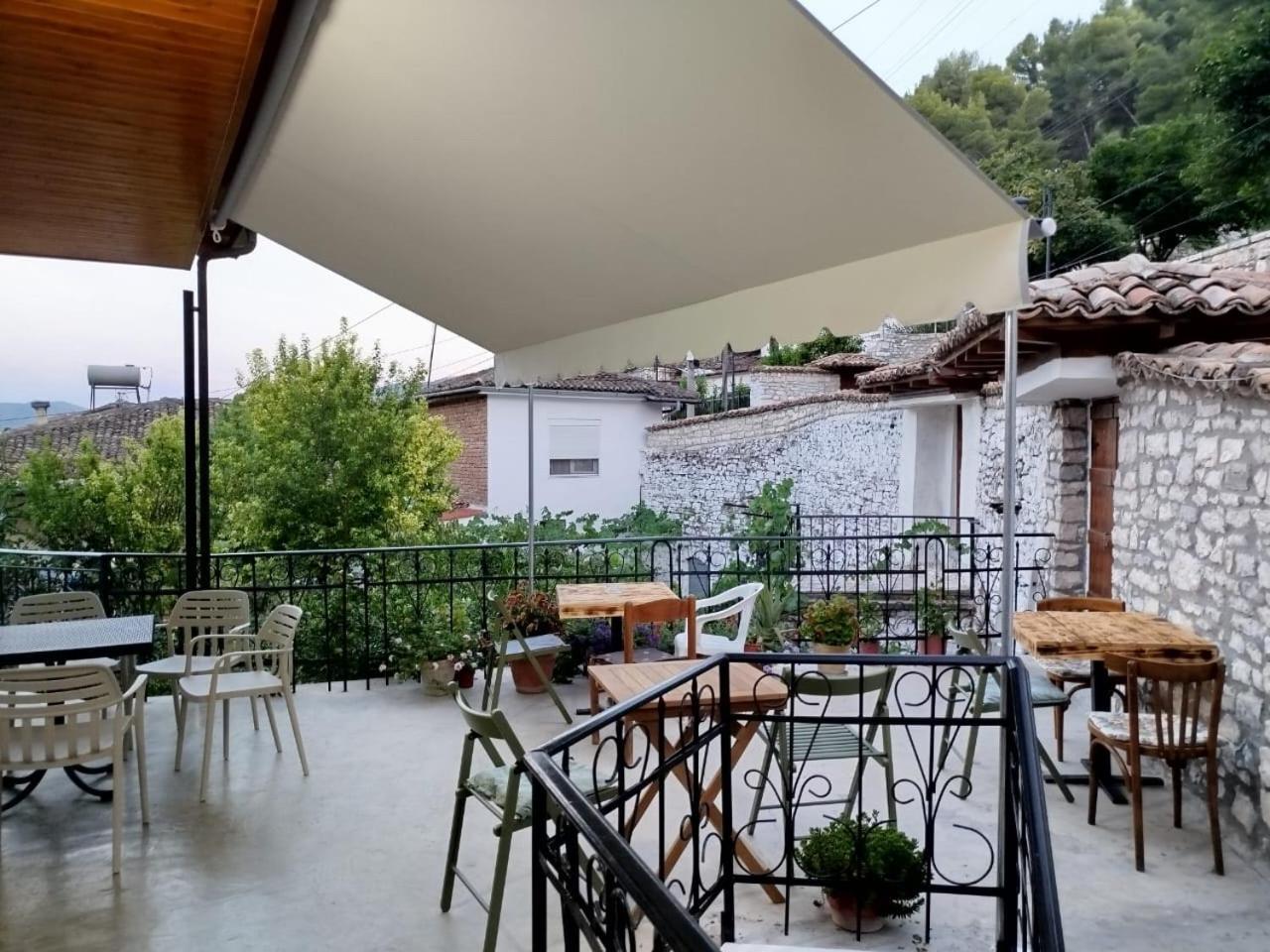 Hotel Vila Vreko B&B Berat Buitenkant foto